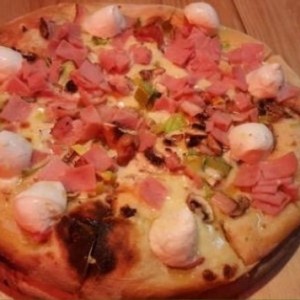 Pizza a base de crema con Bococcini, jamon, tocineta,