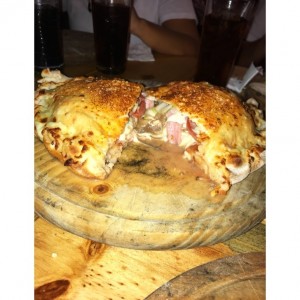 Calzone de pepperoni; tocineta; ajoporro y hongos