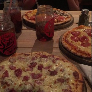Pizzas Cuatro Estaciones, Con Pepperoni y A la Crema