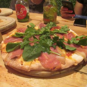 pizza de rugula y serrano mojitos de parchita