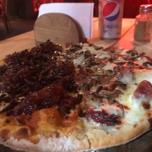 mitad margarita top y salchicha funghi 