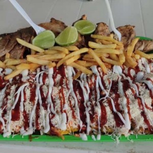 Parguito frito con papas y tostones, muy bueno..!!