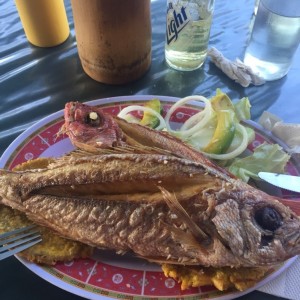 Pargo frito con ensalada y tostones