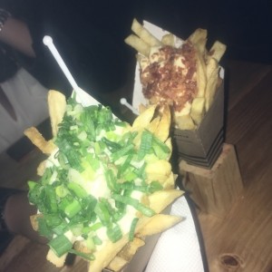 cebollin con ajo y perejil y tocineta con queso cheddar