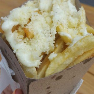 papas con crema de pepinillos y queso manchego