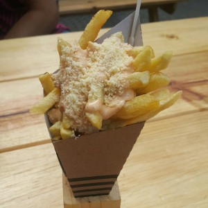 Papas con Queso parmesano y salsa Brava