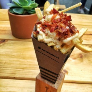 papas con queso cheddar y topping de tocineta