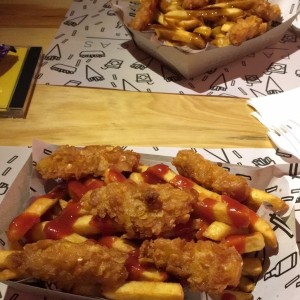 canoa de papas con topping de pollo crispy y salsa de tomate/bbq