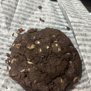 Galleta con chocolate blanco y almendra
