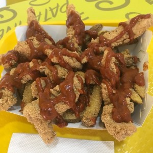 poulet. combinacion de papas pollo y salsa de pimenton asado