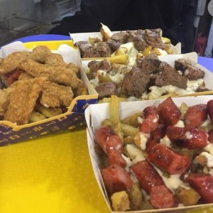 plato con lomito, chistosas y tiras de pollo.