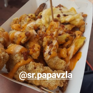 poulet con salsa masala, burguer, queso fundido y tocineta crujiente