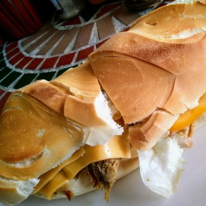 Sándwich de Pernil con Queso