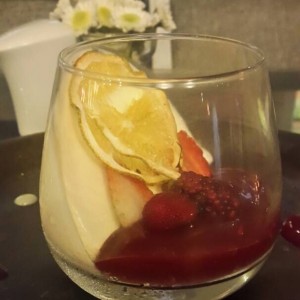 panna cotta con frutos rojos