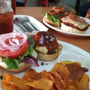 Hamburguesas: ahumada y pollo crispy 