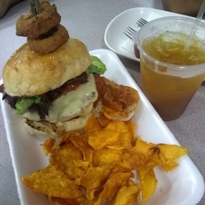 hamburguesa de res con aritos de cebolla