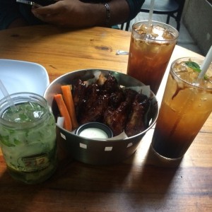 chicken wings, papelon con limon y mojito 