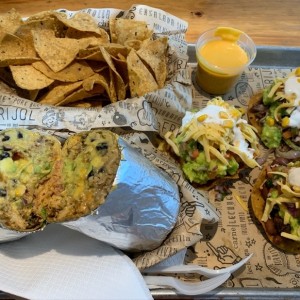 Burrito mixto, tostadas y nachos