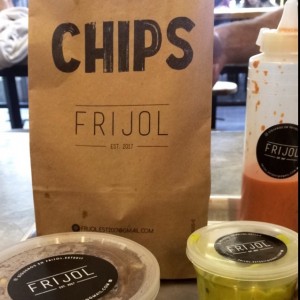 chilli, guacamole y chips