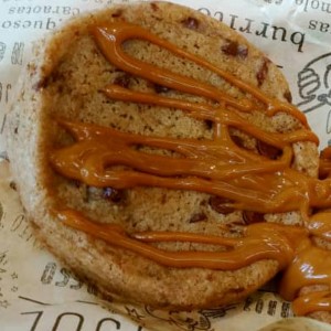 Suave galleta con chispas de chocolate y topping de dulce de leche