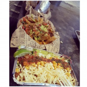 Bowl mixto + Chips con guacamole y pico de gallo + Burrito mixto