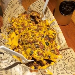 Nachos con chili y queso fundido