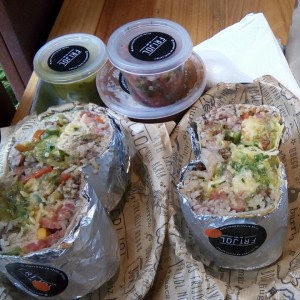 Burrito de pollo, pico de gallo y guacamole