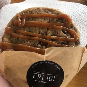 Galleta de chispas de chocolate con sirope de arequipe