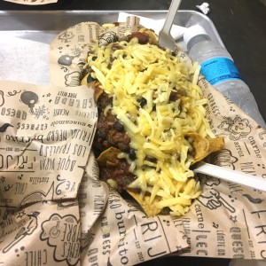 chips con chili y queso