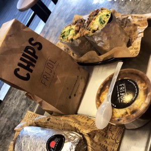burritos mixtos y chili con chips
