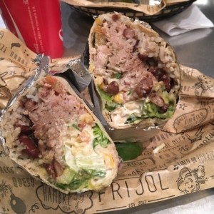 Burrito de pernil y pork belly