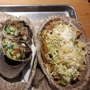 burrito mixto y chips con guacamole y queso.