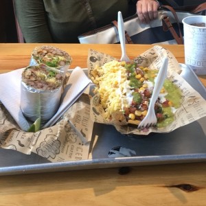 burrito de pollo y nachos