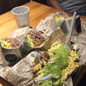 CHIPS CON CHILI + BURRITO MIXTO