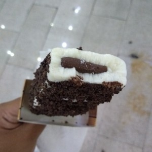 bana con nutella y lluvia de chocolate