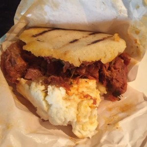 Arepa de Mechada con Queso Guayanes, buena..!