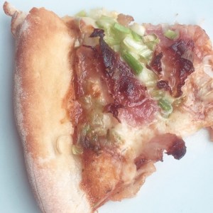 pizza pancetta, tiene tocineta y ajoporro