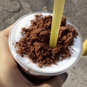 Cocada mediana con topping de Oreo y sirope de chocolate