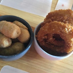 teque?os y aros de cebollas. 