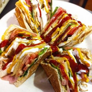club House acompañado de Papitas Fritas y ensalada César(incluye refresco)
