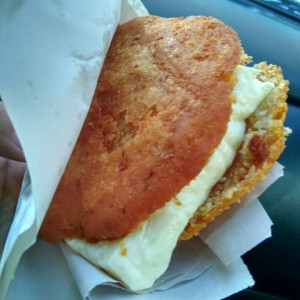 Arepa de chicharron con queso guayanes