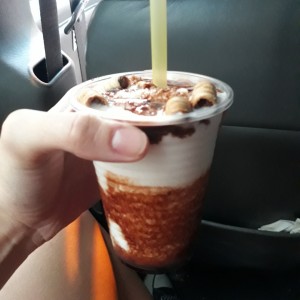 cocada con sirope de chocolate y topping de pirulin 