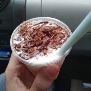 cocada sirope de chocolate con topping de brownie