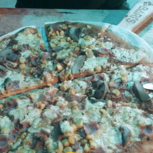 Pizza con maiz, jamon y champiñones
