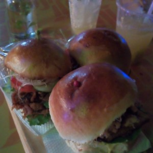 3 mini hamburguesas + Coctel de ron y jengibre