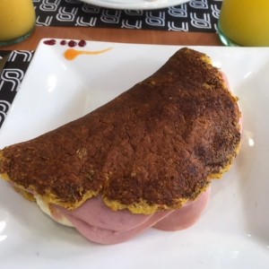 Cachapa con queso y jamón. Regular