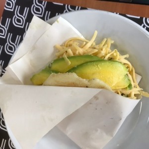 Arepa reina pepiada con queso amarillo. Muy buena