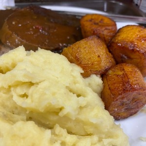 Asado negro con dos contornos 