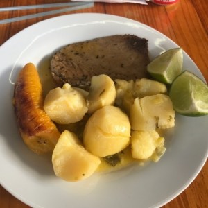 Atun al ajillo, papas y platano al horno 