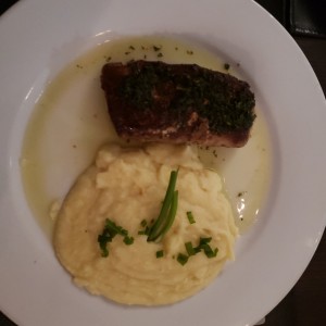 Dorado al Ajillo con Pure de Papas